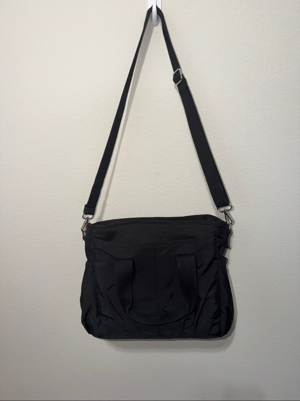 Black Nylon insulated lunch Bag with Adjustable Strap. bl2